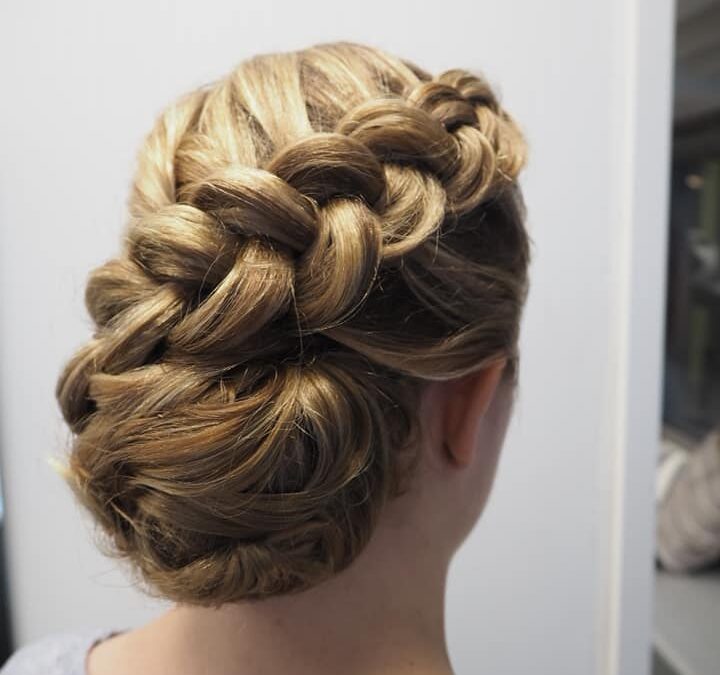 Tiesitkö että toteutamme myös ryhmille kampauksia sekä meikkejä!